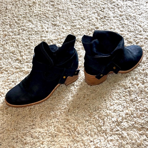 UGG Elora boot.  Black.  Size 7.  Womens boot. - Picture 9 of 10